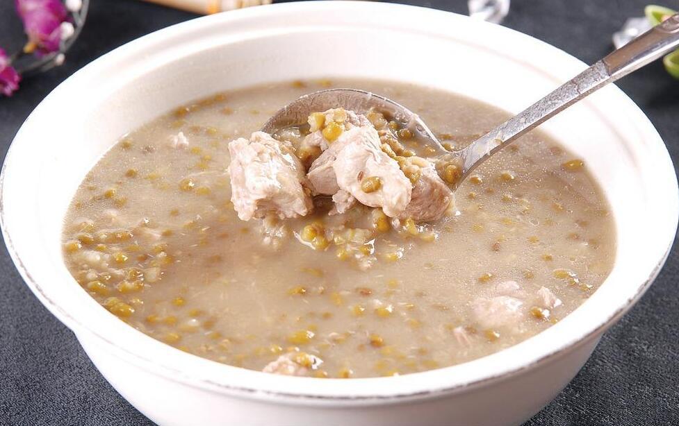  p>绿豆排骨汤是由排骨,绿豆等作为主要食材,生姜,鸡精等作为主要调料