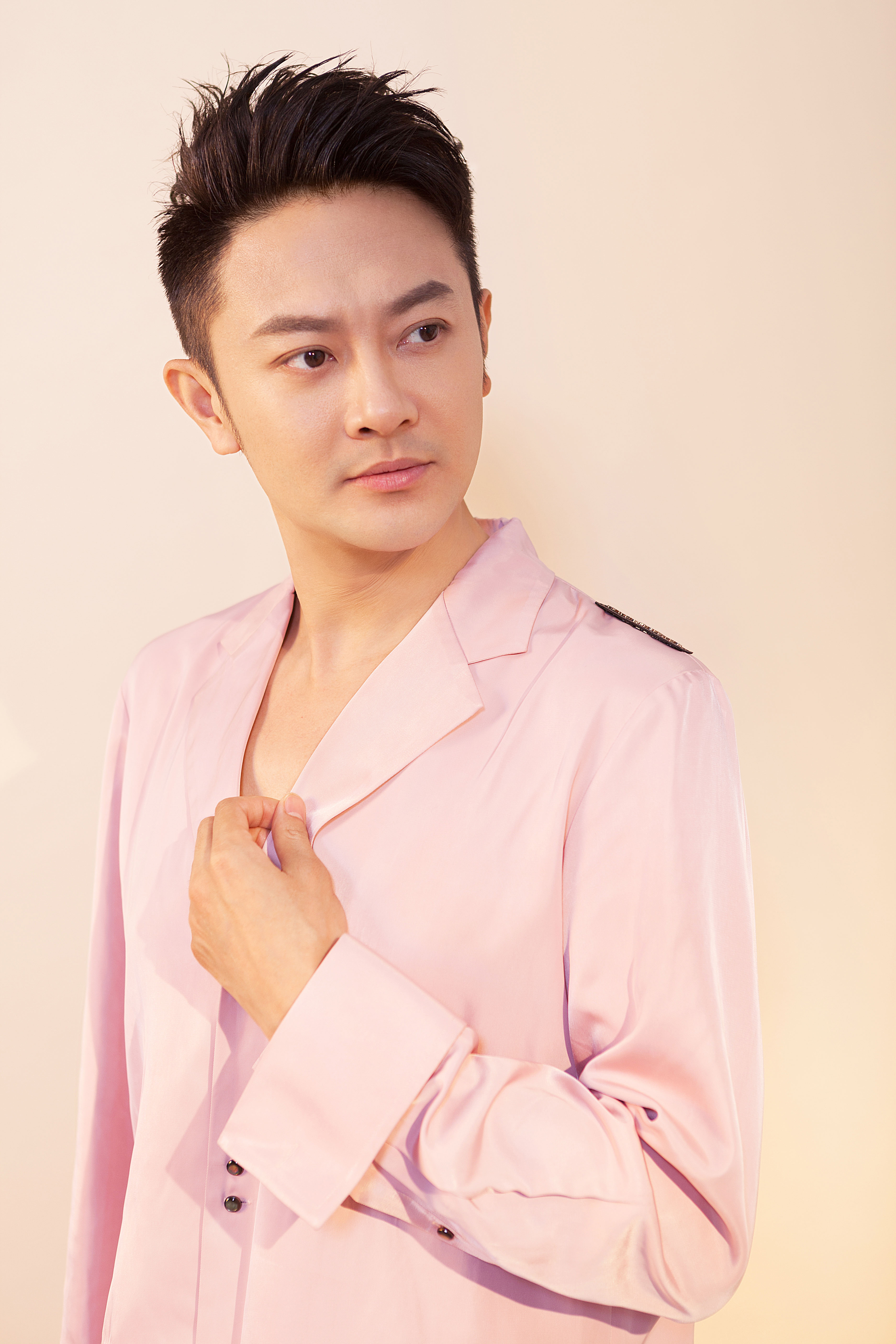  p>印小天,1978年9月23日出生于辽宁省沈阳市,中国内地男演员,毕业于 