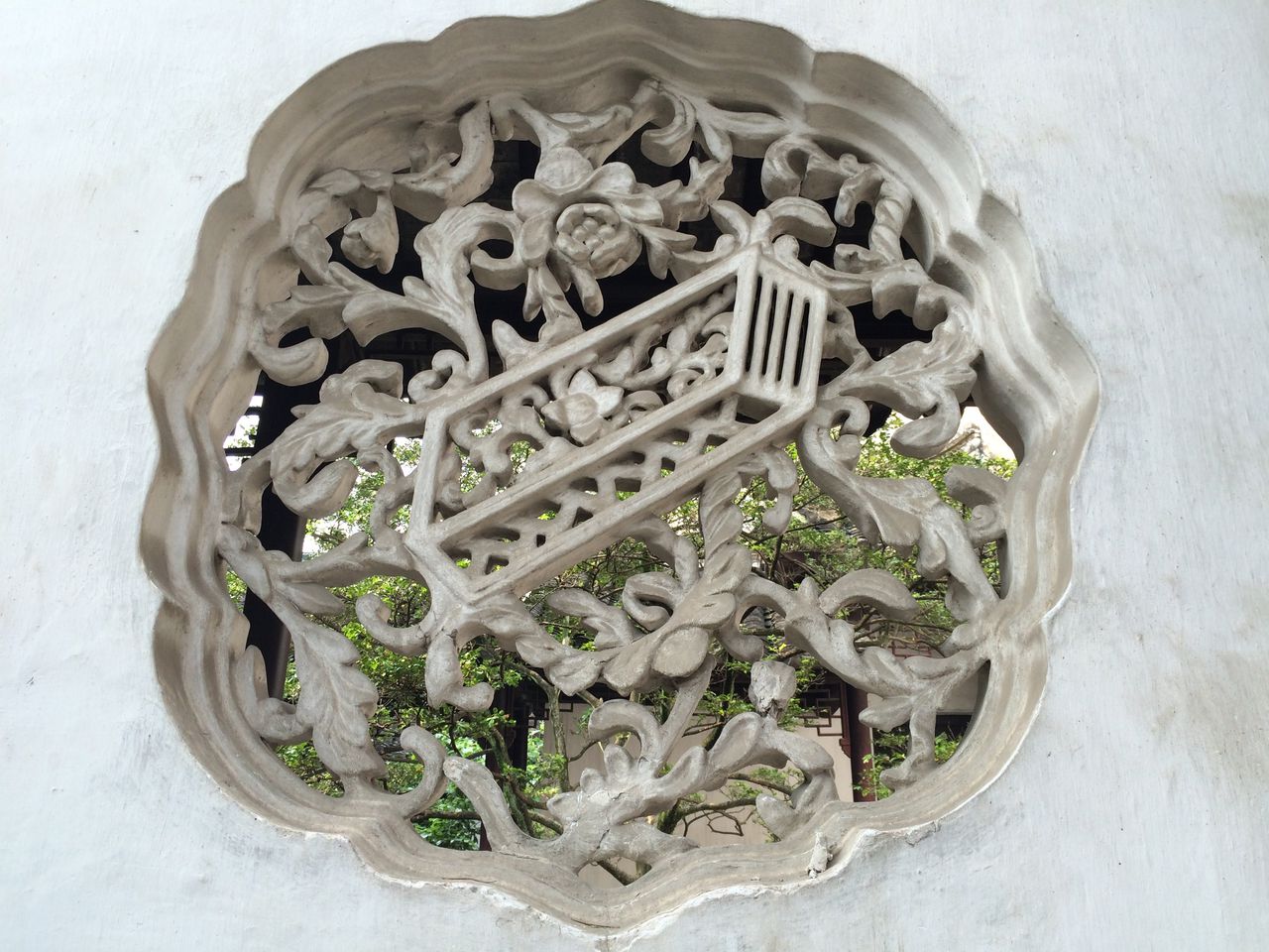  p>漏窗,俗称漏花窗(即有部分空透的墙窗),花窗,是窗洞内有漏空图案的