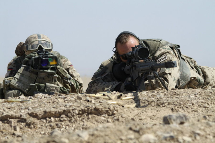  p>狙击步枪,指在普通步枪中挑选或专门设计制造,射击精度高,距离远