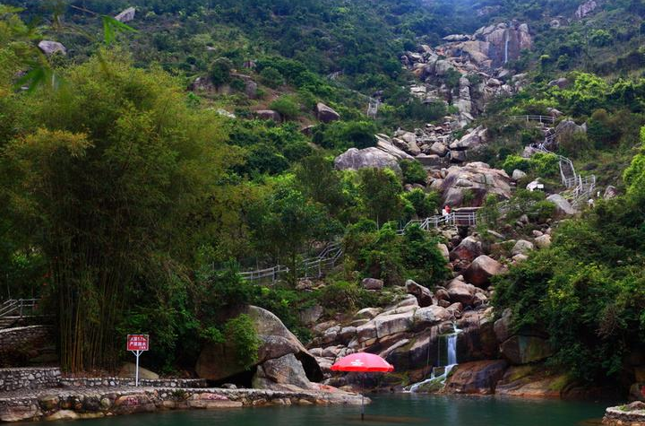  p>珠海三叠泉是位于珠海市横琴岛中心沟,是广东五个必游景点之一.