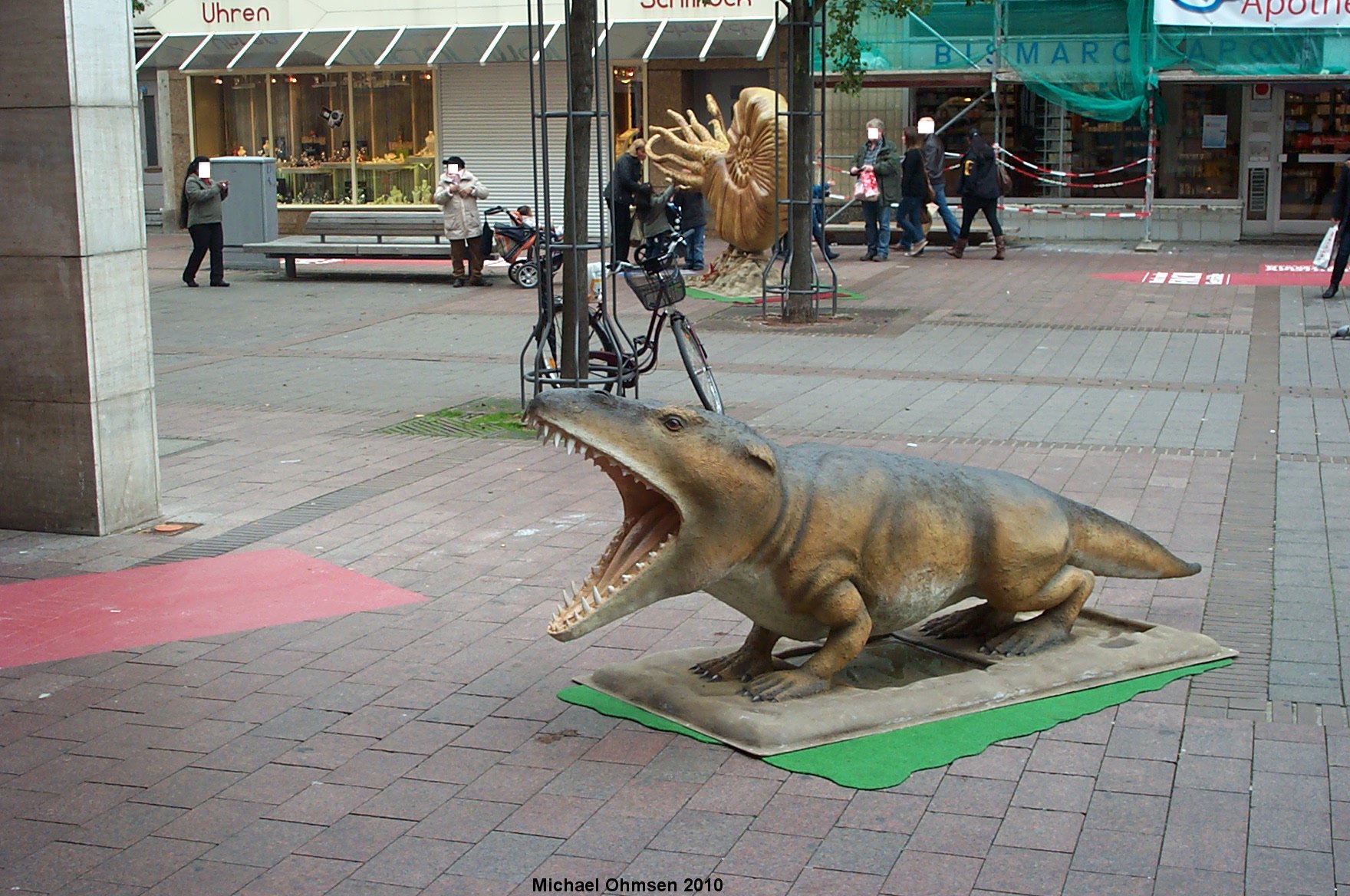 拉丁文名ambulocetus natans(即步行的鲸类),别称走鲸,陆行鲸,为哺乳