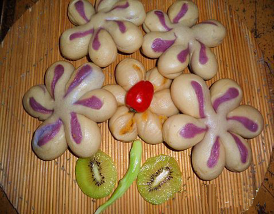  p>紫薯梅花馒头是一道美味的面点,主要材料有紫薯,面粉,配料是干酵母