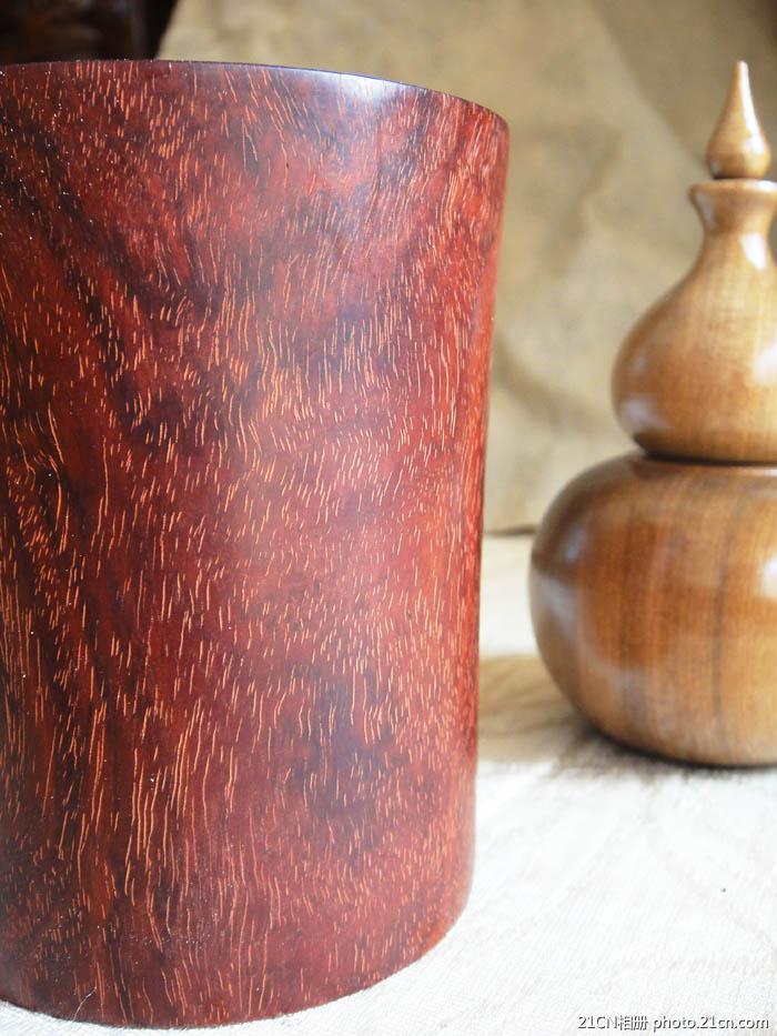  p>牛毛纹紫檀属于 a href="#" data-lemmaid="8411874">紫檀属 /a>的