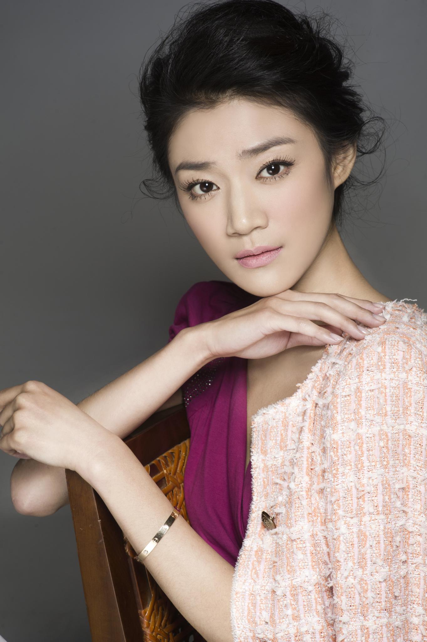  p>滕旋 i>(原名吴腾旋) /i>,1982年2月21日出生于山东省青岛市, a