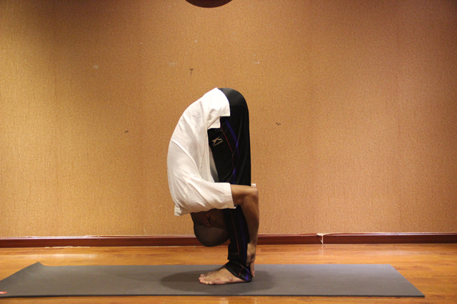  p>前屈式,瑜伽 a target="_blank" href="/item/拜日式">拜日式 /a>