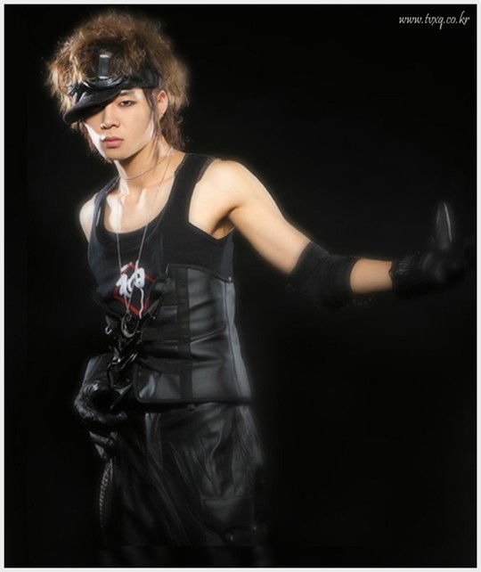  p data-id="gnwjoy2632">《triangle》是一首歌曲,演唱者是东方神起.