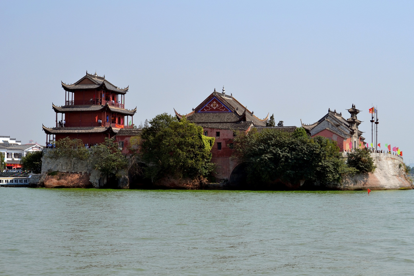 中庙又名圣姥庙,忠庙,距 a target="_blank" href="/item/巢湖/18045"