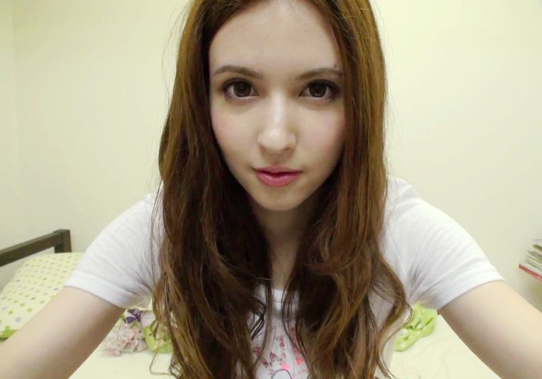  p>水咲萝拉(水咲ローラ),原名泷泽萝拉,1992年6月出生于日本东京