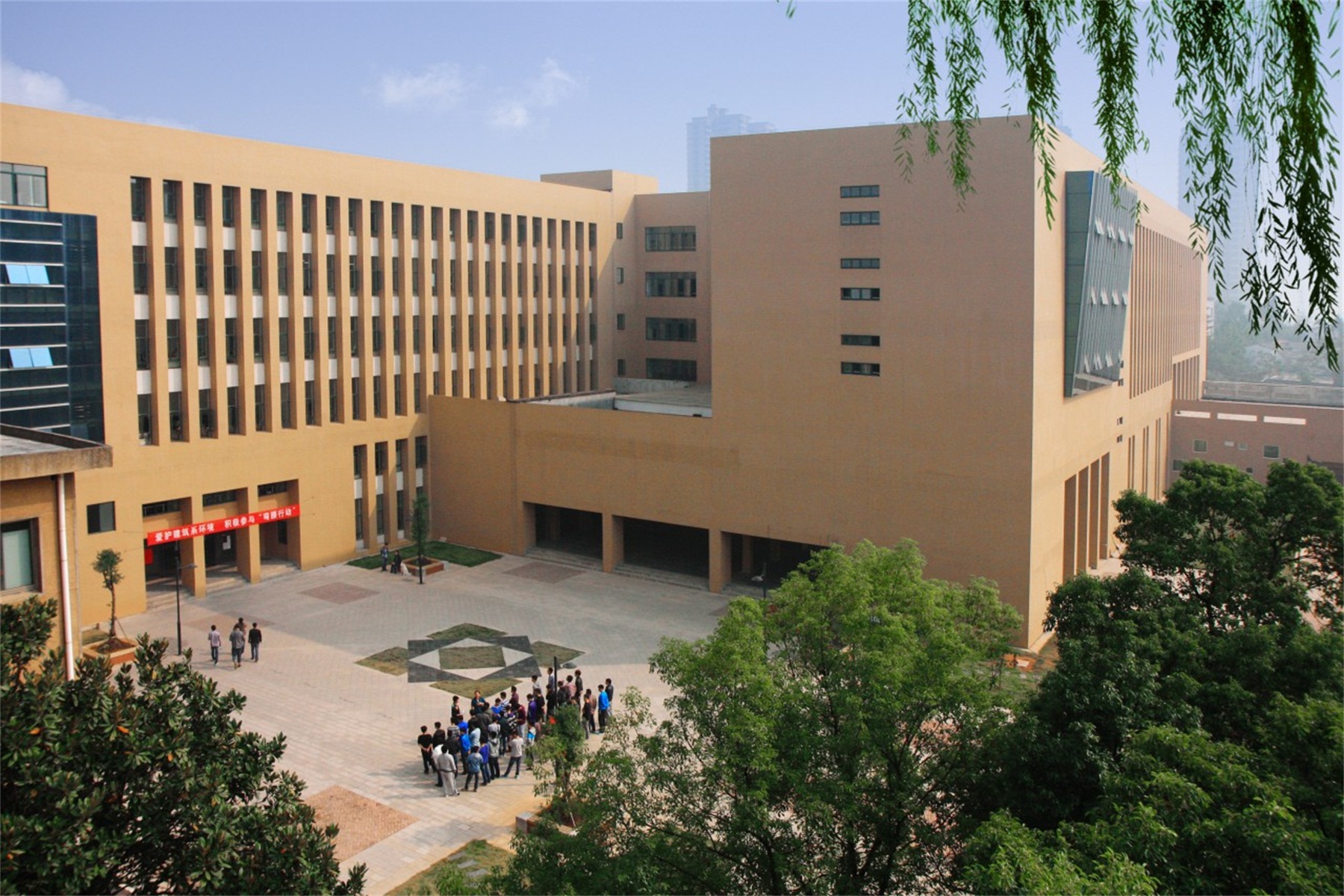  p>湖南城建职业技术学院位于湖南省湘潭市,是湖南省唯一一所独立设置