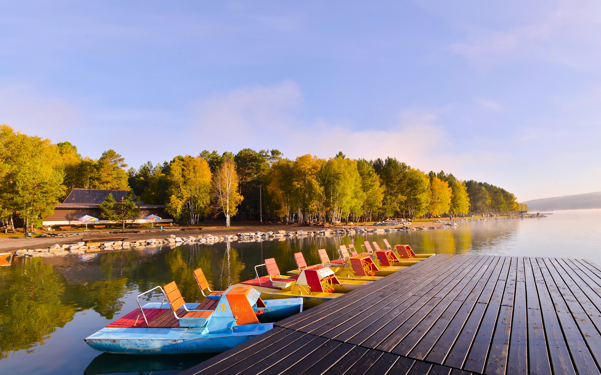 нуур,俄语:Озеро Байкал,英语:lake baikal),位于 a