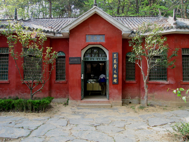  p>安徽省潜山野寨中学建校于1943年时为纪念抗日阵亡将士,由 a