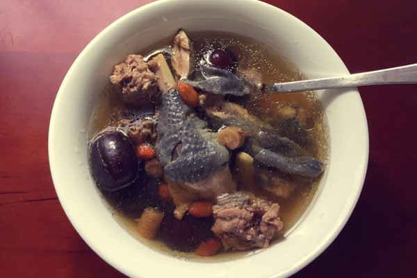 黄芪当归乌鸡汤