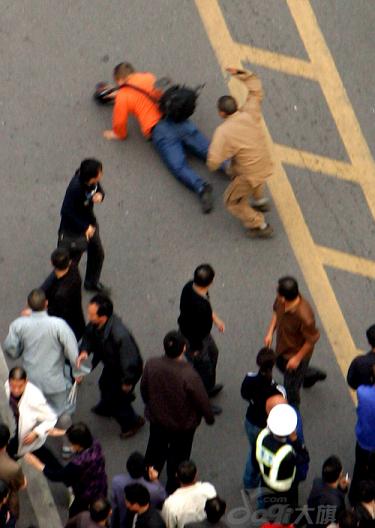  p>九华山和尚和游客打架被网友全程记录 /p> p>吃斋念佛的和尚也会