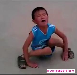  p>一段小孩打架视频在网上引发热议.