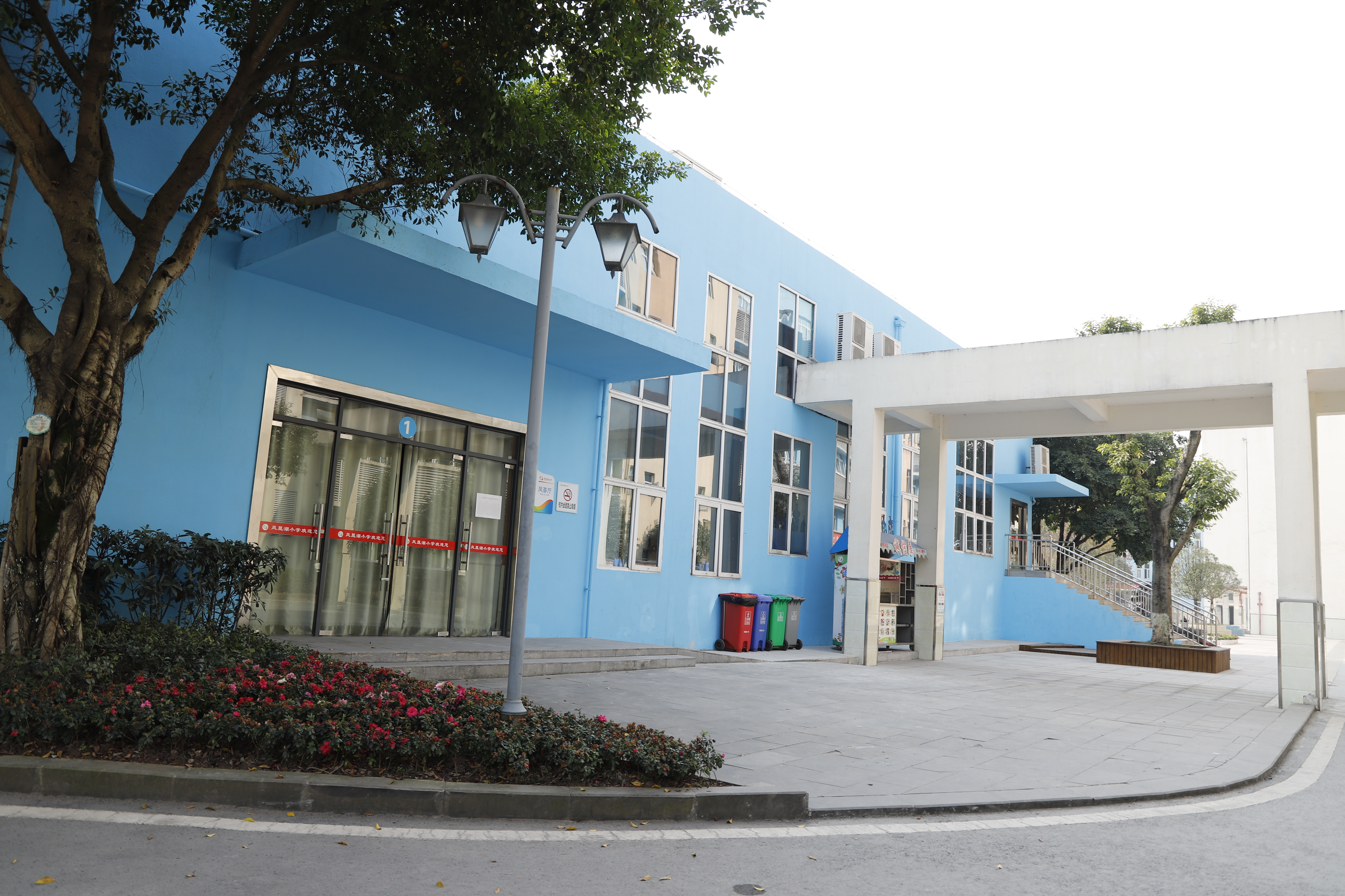  p>凤凰湖小学创建于2015年9月,位于永川区凤凰湖工业园区,占地面积