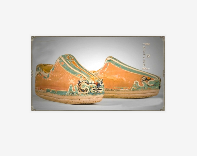 最完整的成套的明代朝服,其中有赤罗衣,赤罗裳,白中单,梁冠及夫子履