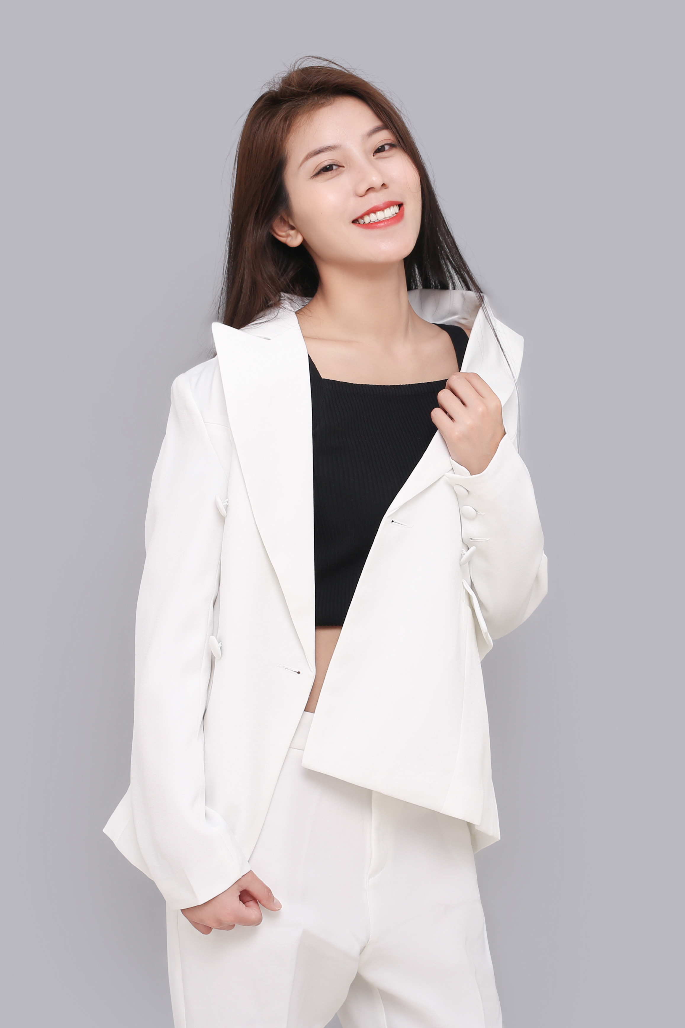  p data-id="gnvj9rf2dx">吉萨莎玛,真名李丽莹,出生于云南丽江古城