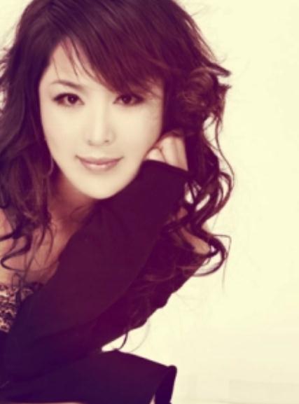  p>肖潇,女,1985年8月生于河北石家庄,主持人,青年媒体人,影视制片人.