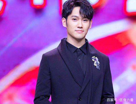 65岁赵雅芝与儿子现身机场，妈妈巨星光环强大，黄恺杰好似跟班_百科TA说