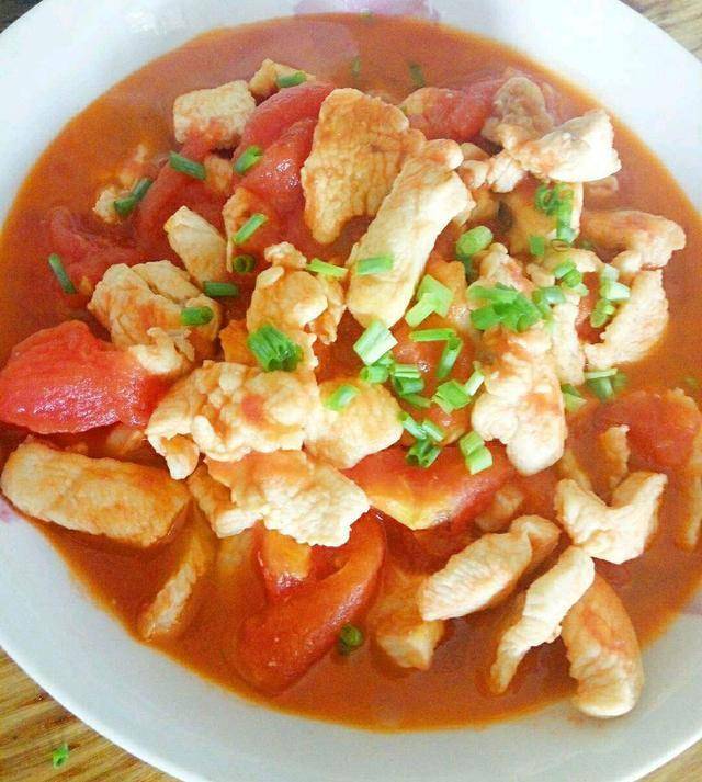  p>番茄炒鸡肉是一道家常菜,由鸡肉为主要食材,番茄为辅助食材烹饪而