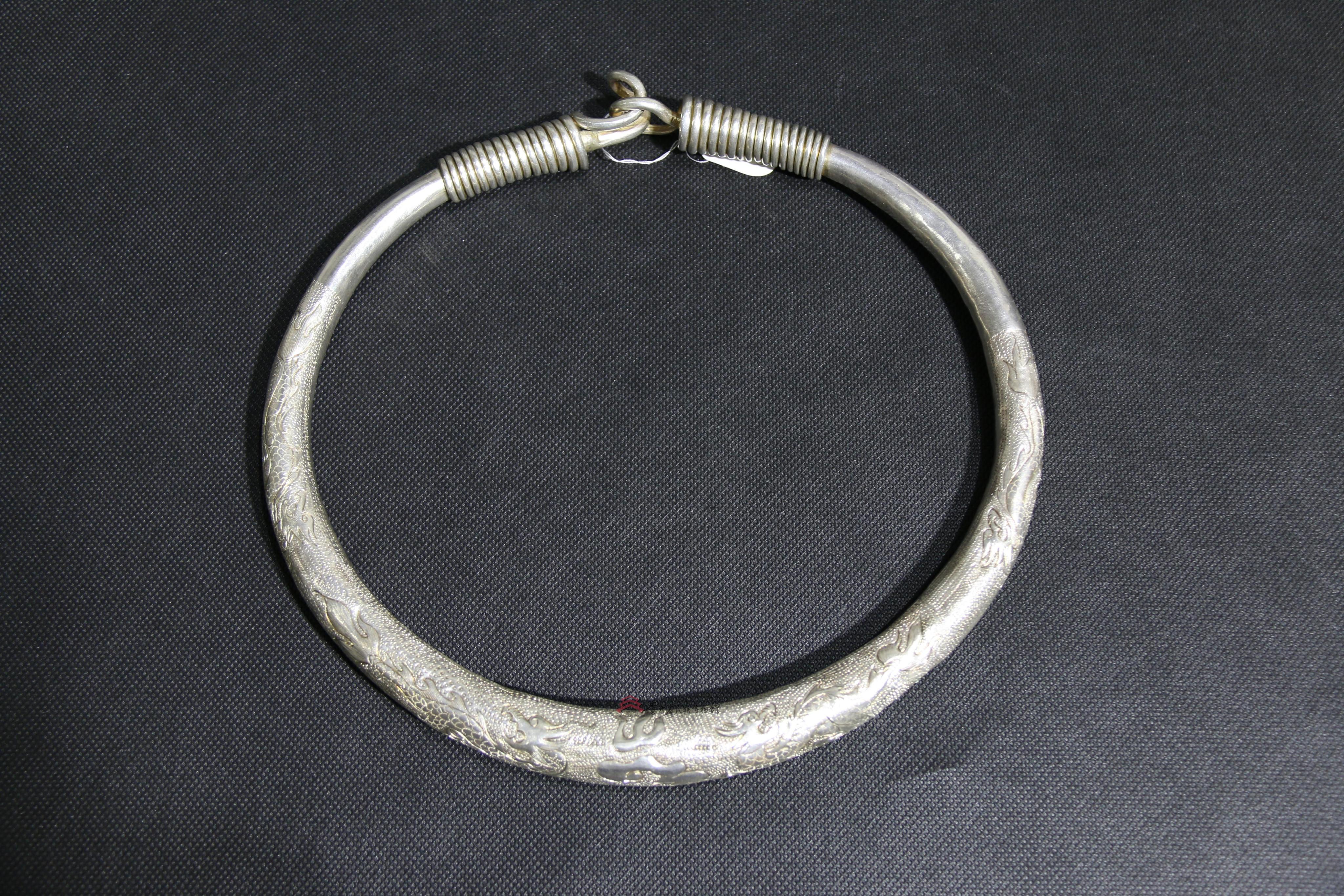 当代丹寨苗族双龙戏珠纹银项圈