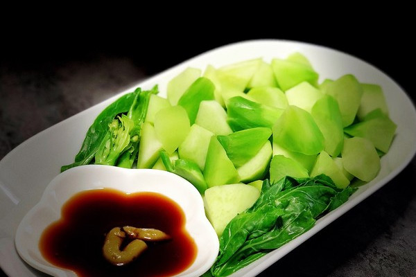 芥末松仁拌芥蓝