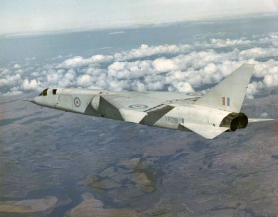 TSR-2轰炸机：中道崩殂的皇家空军末代核威慑利器_百科TA说