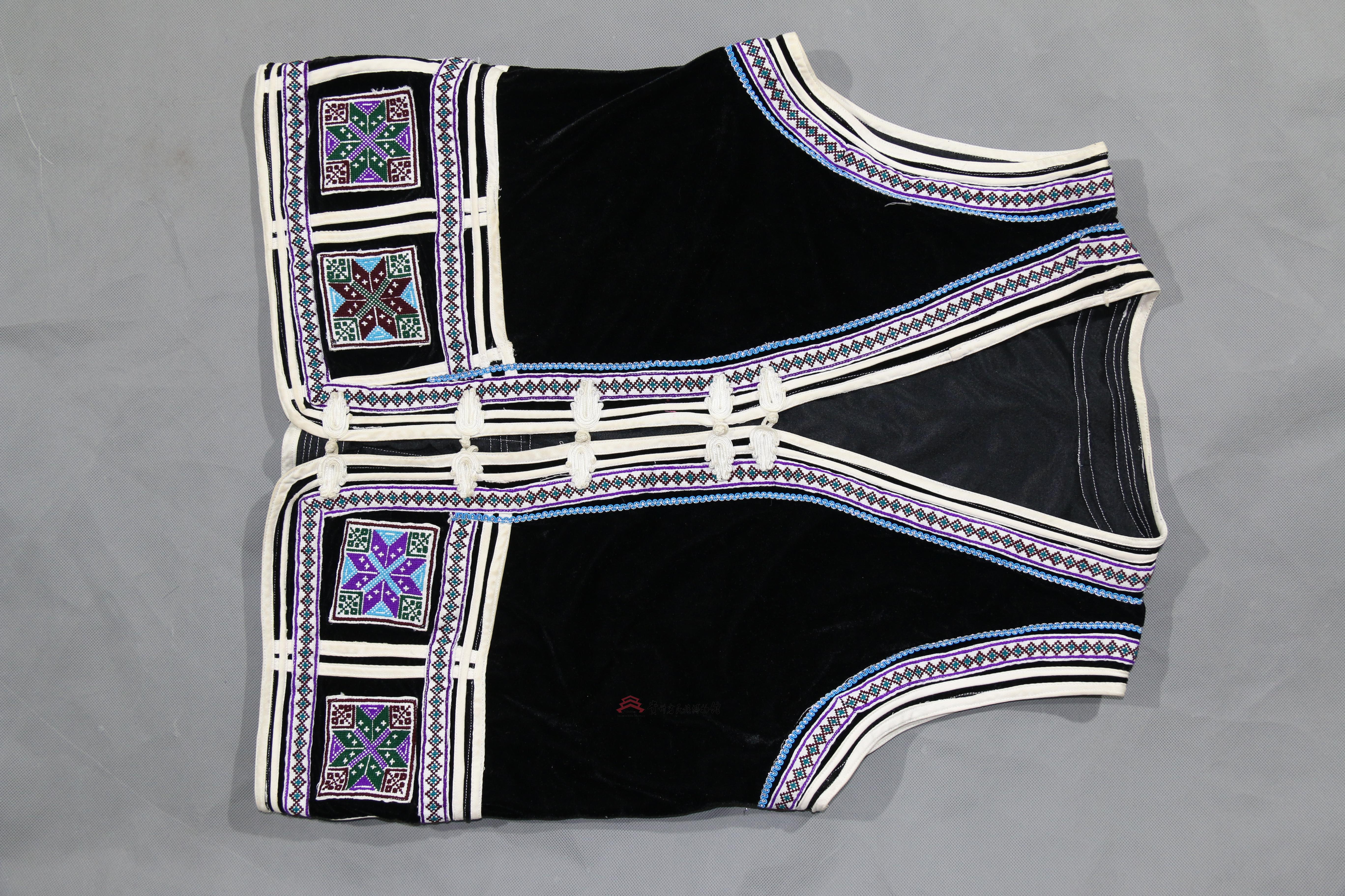 当代赫章彝族黑绒布挑花八角纹对襟坎肩