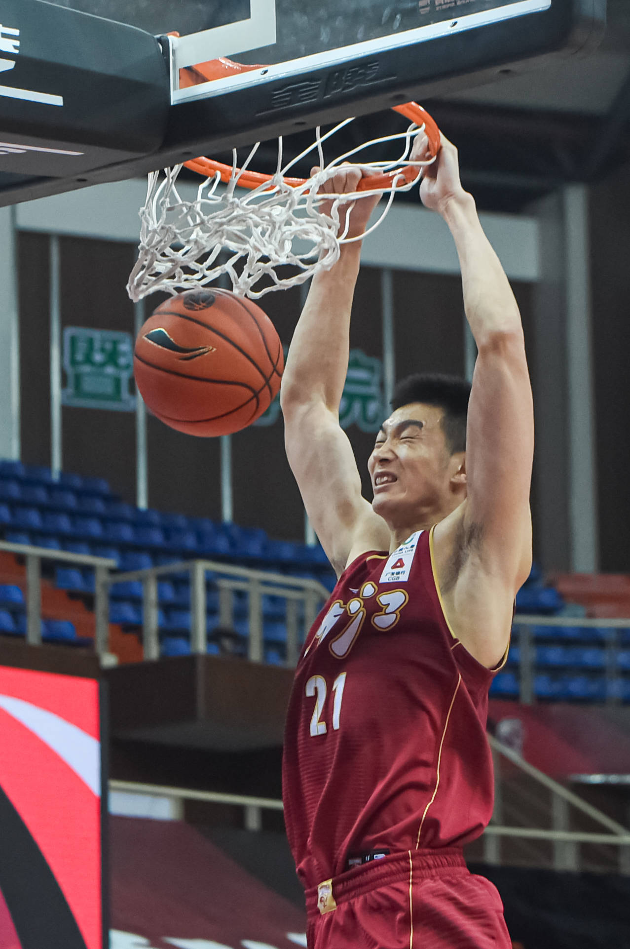 朱旭航,1993年12月24日出生于河南省洛阳市汝阳县,中国职业篮球运动员