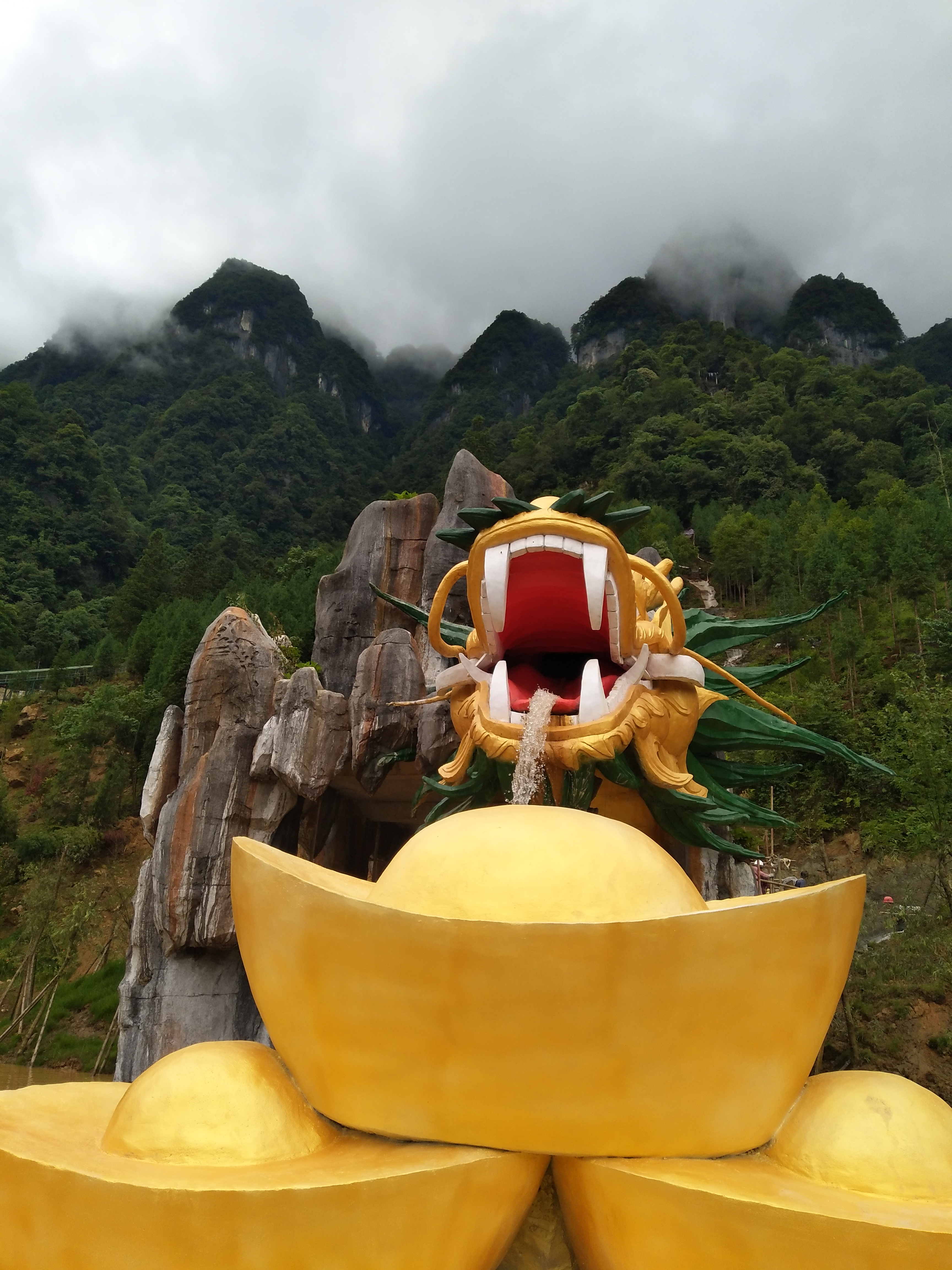  p>猴山飞瀑旅游区位于中国优秀旅游城市——雅安市境内,景区东与