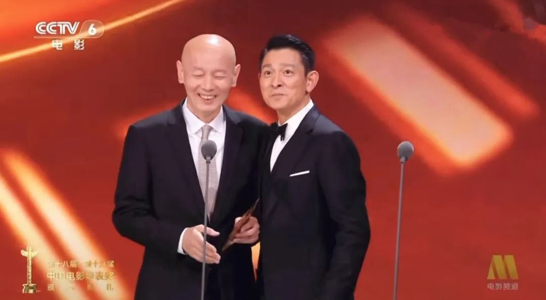 华表奖江疏影丢脸上热搜！易烊千玺王俊凯座位，王一博裤子怎么了_百科TA说