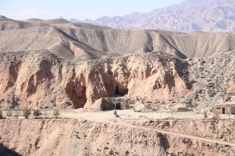  p>亥母寺遗址位于武威凉州区新华乡缠山村西南的祁连山中. /p>