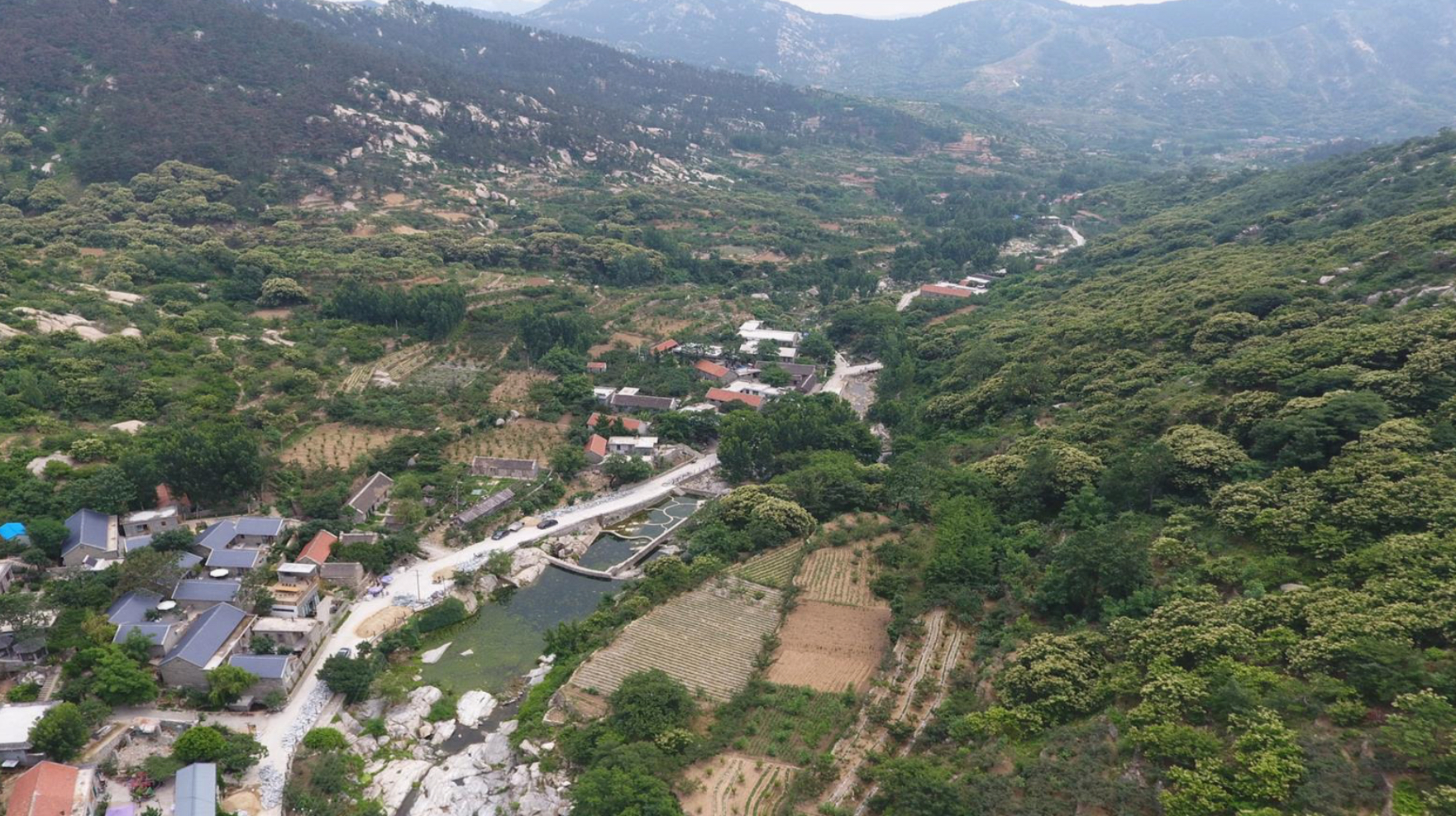  p>李家石屋村,因村内立石为屋而得名,是山东省临沂市平邑县柏林镇