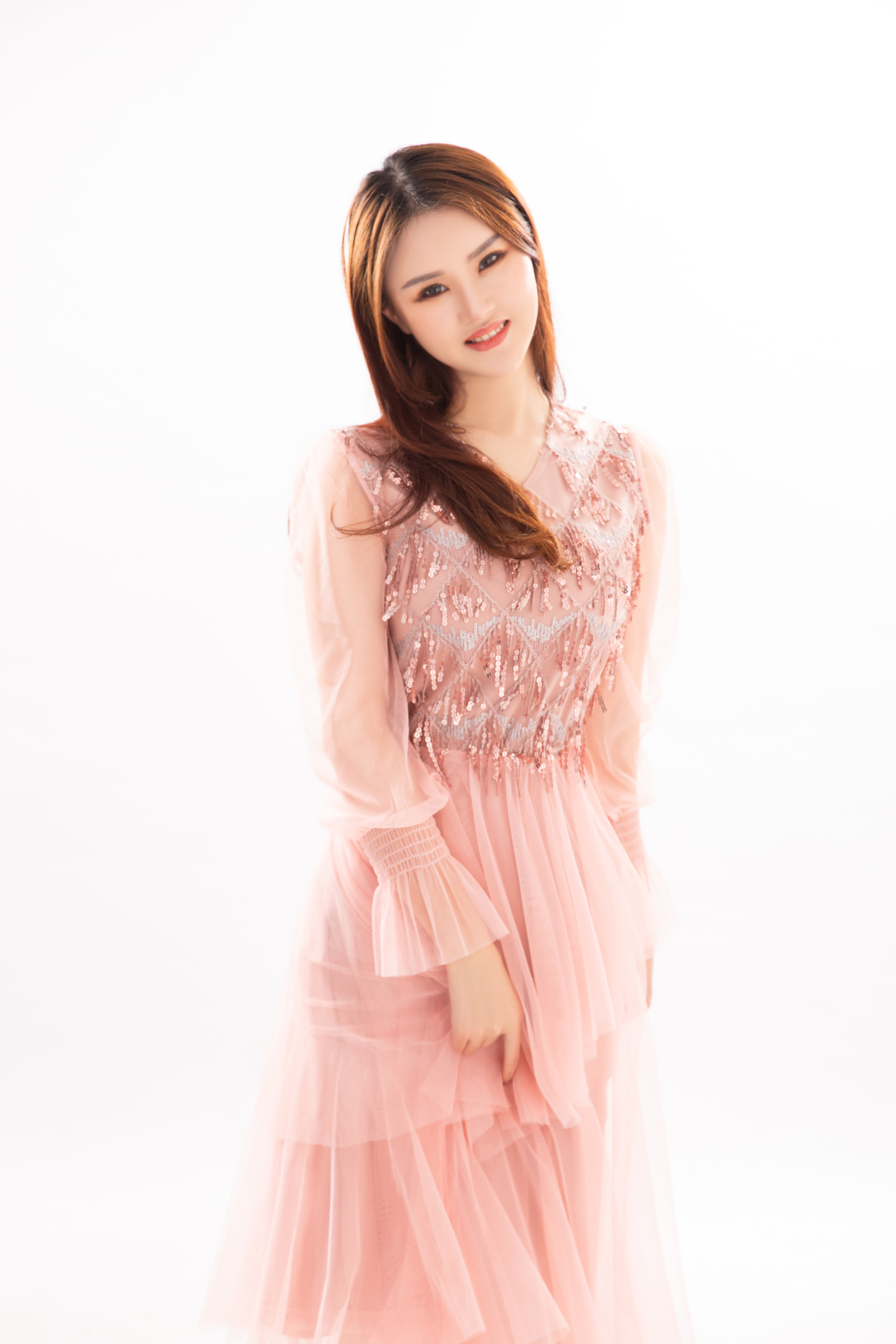 女,广州市音乐文学协会理事,《超级宝贝 星梦大道》南方组委会明星