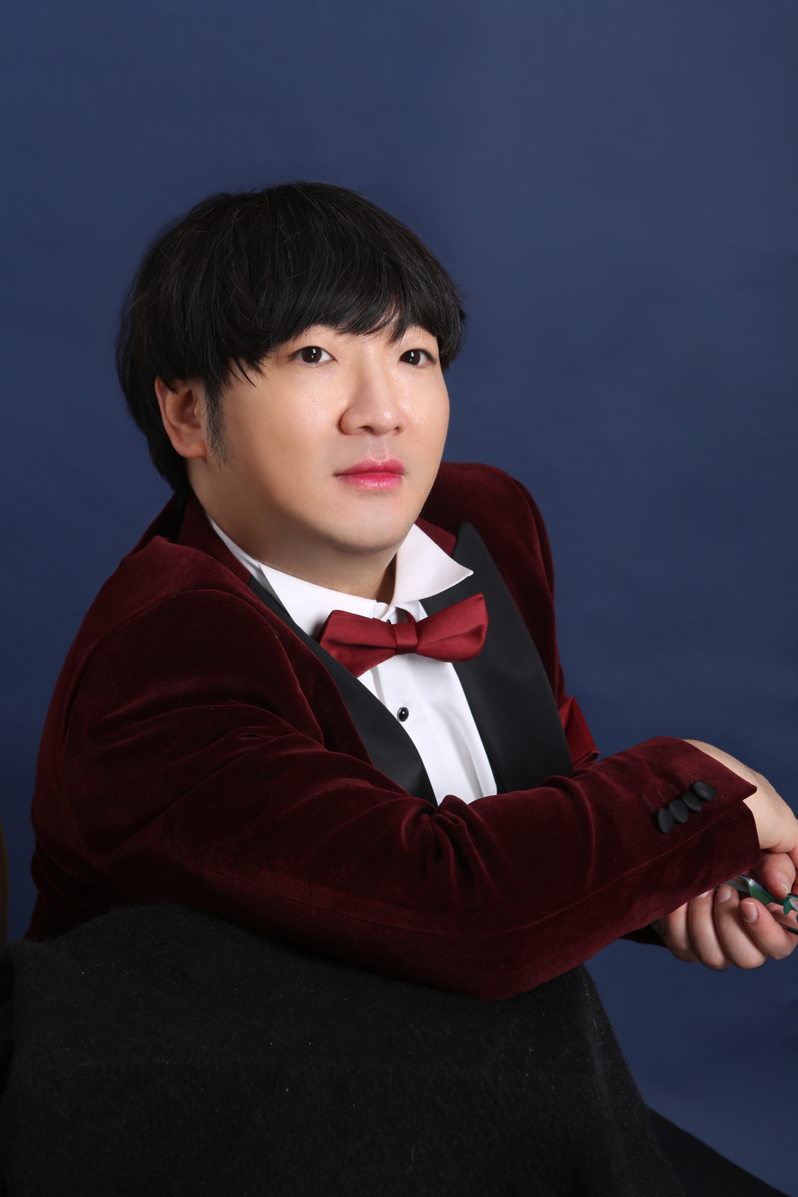 毕业于中国歌剧舞剧院艺术学校,男低音歌手,独唱演员