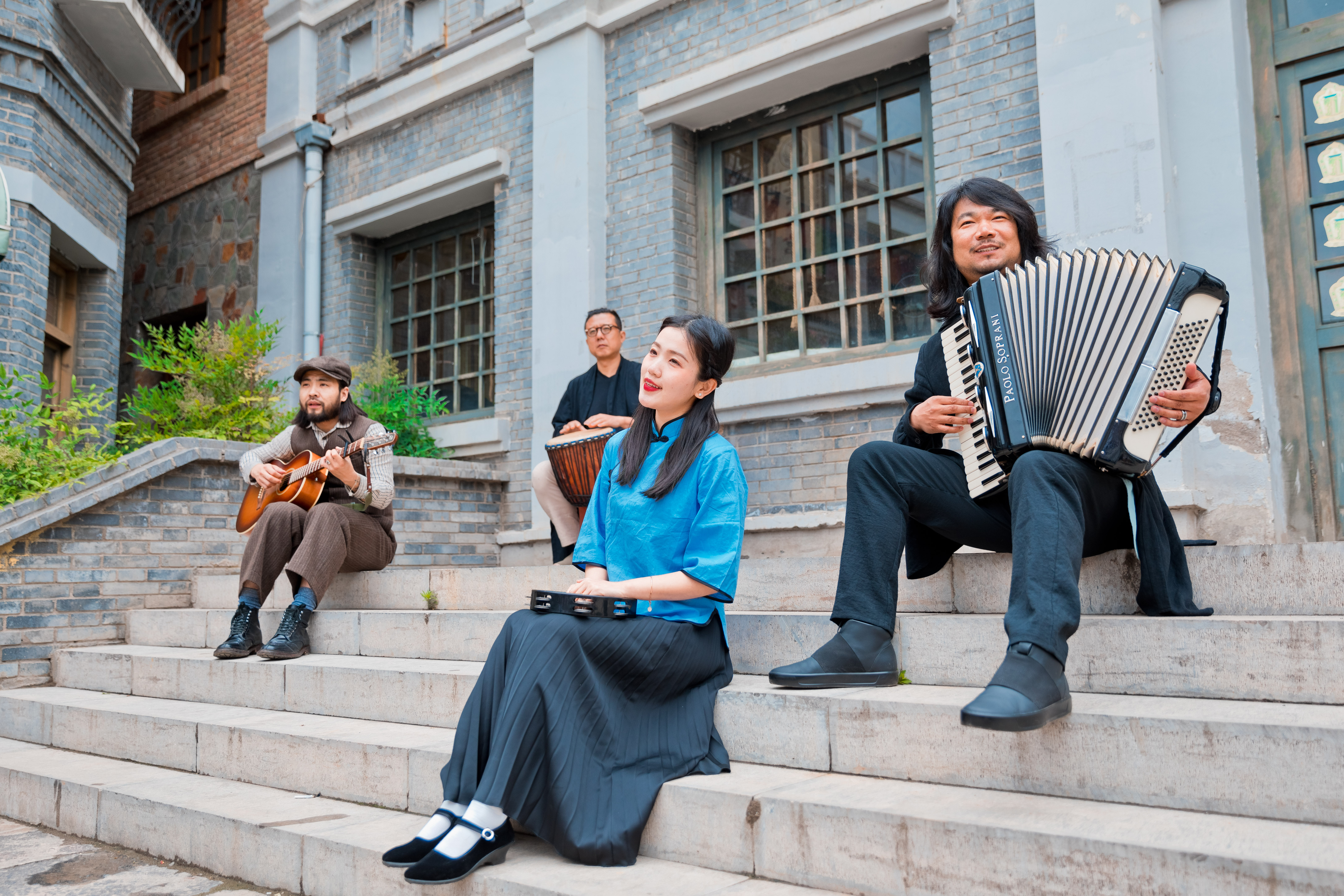  p>古城四月乐队,主要作品《长安圆舞曲》 /p>