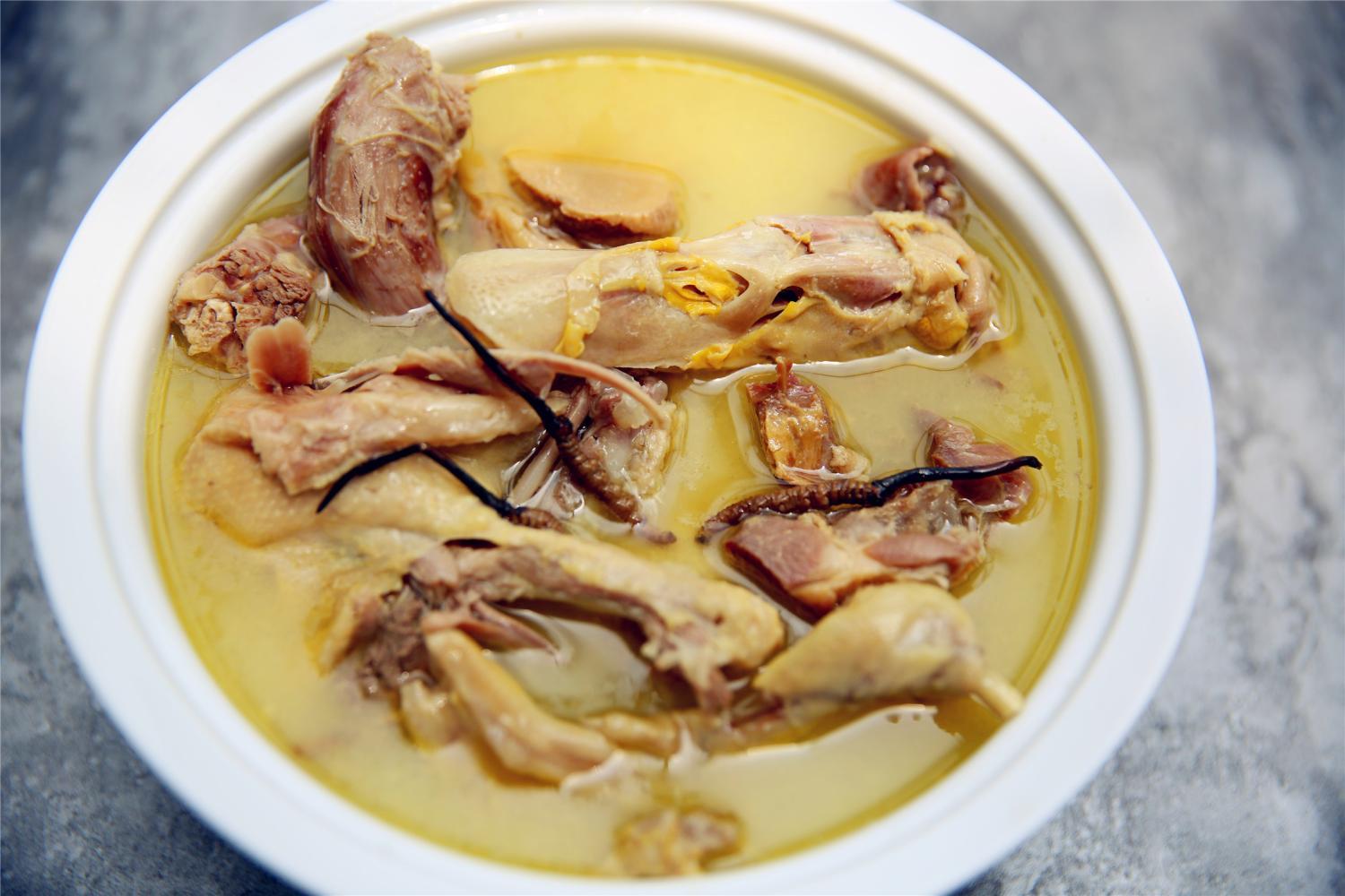  p>虫草炖鸭子是一道以虫草,青头鸭等为主要食材制作的美食. /p>