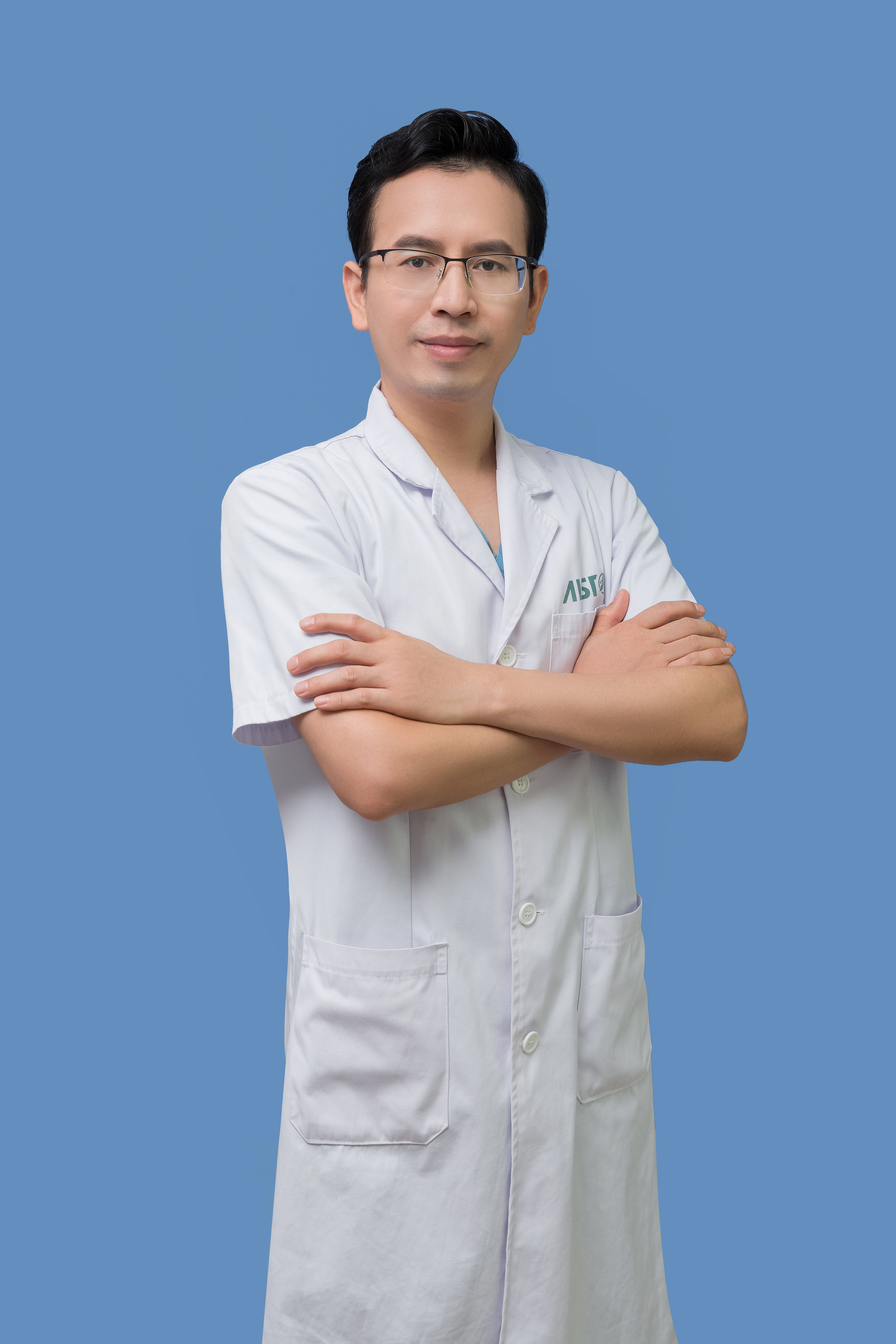 男,现任福州比华利美容医院美容外科技术院长<sup