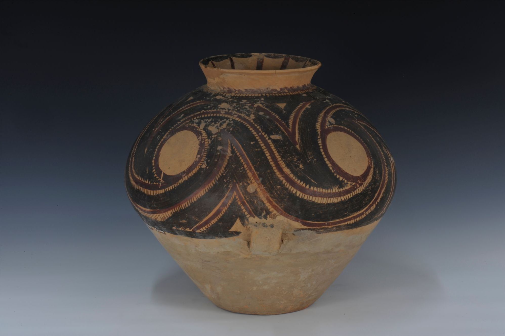 新石器时代圆圈锯齿纹彩陶双耳壶