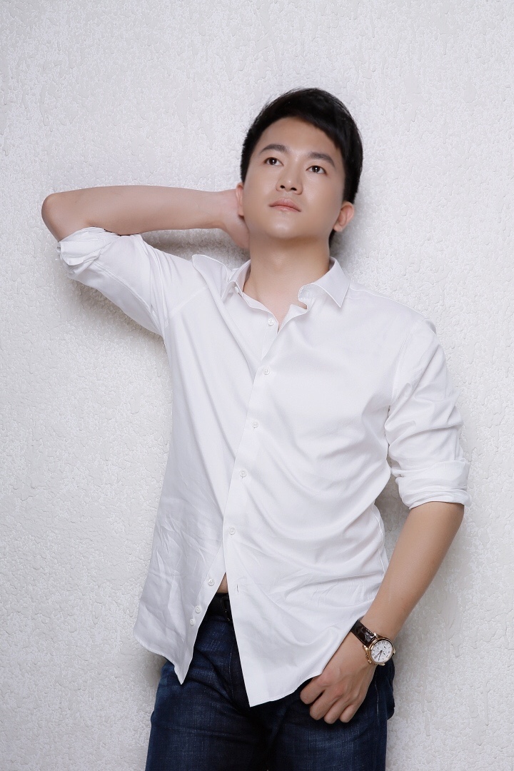  p data-id="gnwsngjls5">罗汉,中国青年男歌手,空政文工团男高音独唱