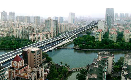 杭州市的一条东西向城市快速路,全线由德胜快速路高架桥和文一路隧道
