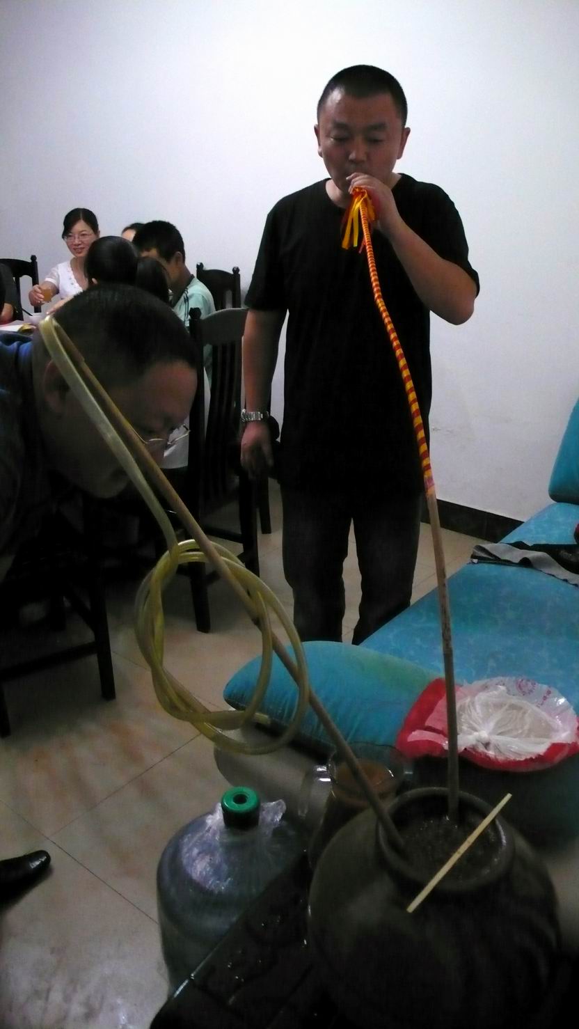  p>"杆杆酒"在彝语中叫"芝衣",又称"泡水酒","咂酒",是彝族人民喜庆