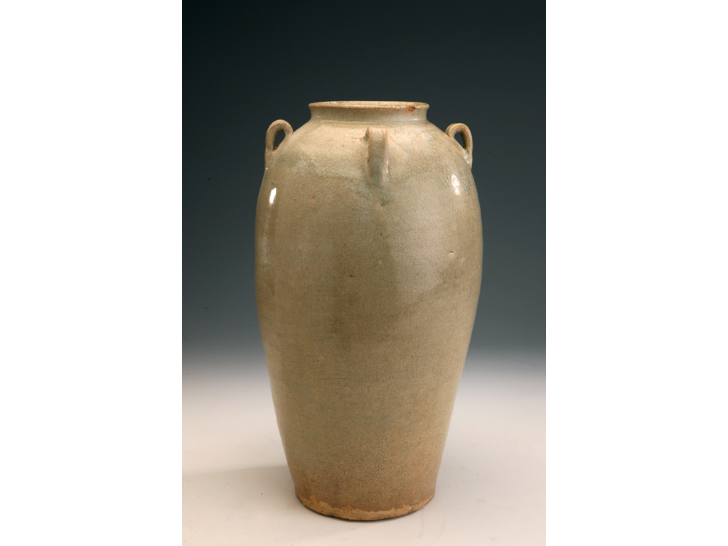  p>青釉四耳罐是南朝时期的一件瓷器文物,高39厘米,口径11厘米,底径