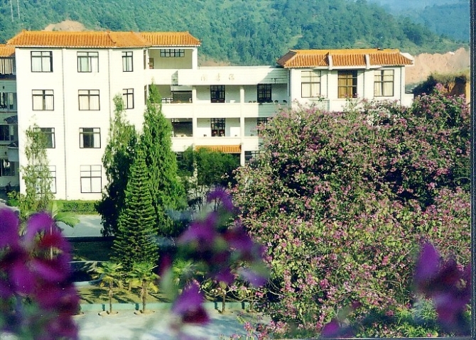  p>封开县江口中学于1970年7月始建于秦汉时期南粤之都广信所在地