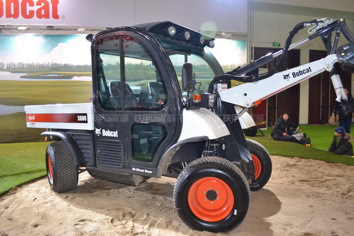  p>山猫5600多功能工具车,它是一款多功能的特种车辆,可在狭小空间内