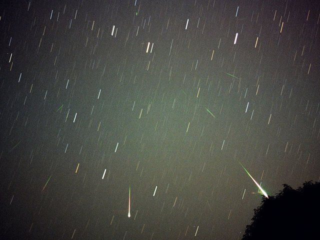  p>金牛座流星雨,发生于每年十月底至十一月初,母体为恩克彗星,被称为