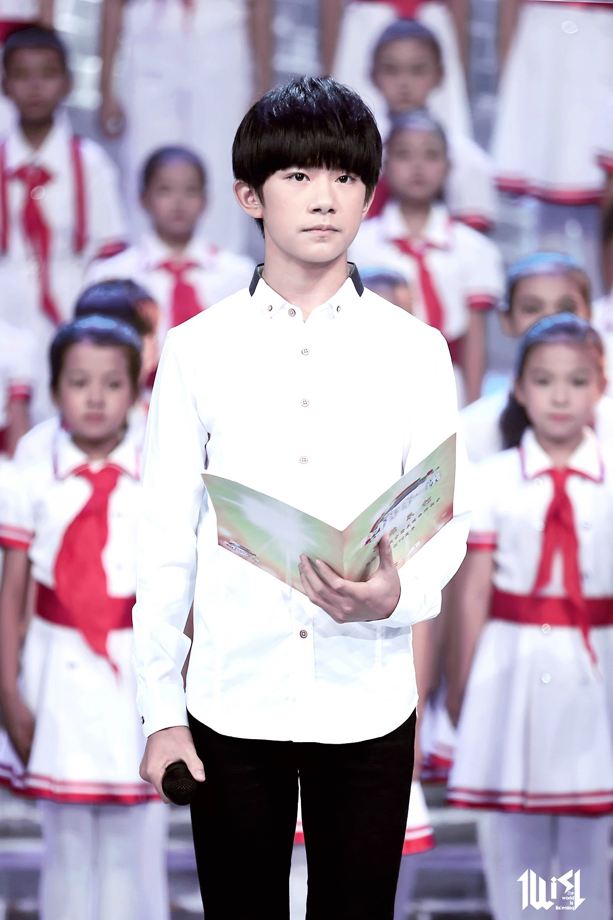  p>易烊千玺,2000年11月28日生于湖南怀化,中国内地男演员,歌手,舞者