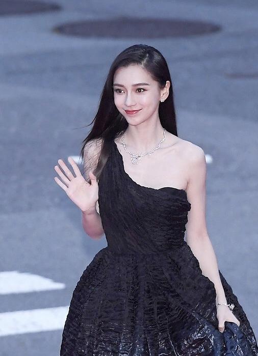 杨颖釜山电影节艳压全场，为雷佳音颁奖惹争议，网友：世道变了_百科TA说