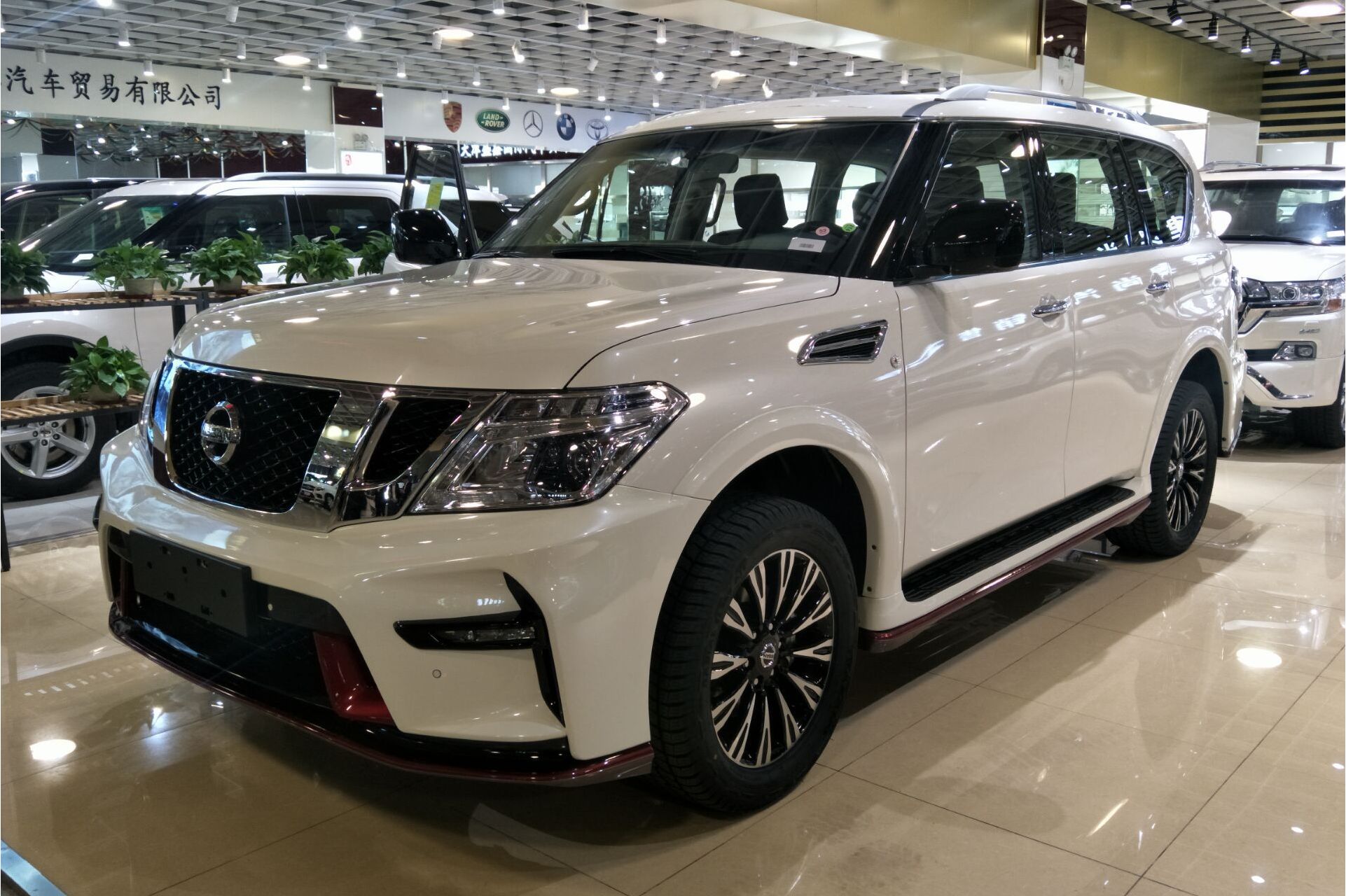 在保留硬派越野车风格的同时,引入诸多时尚流行元素以及科技元素.